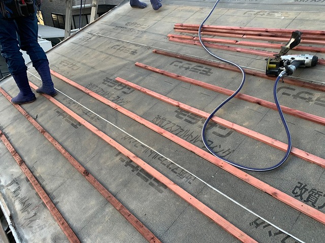 屋根桟木取付け